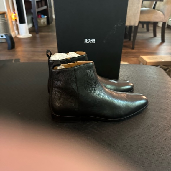 Hugo Boss Men’s Pebbled Leather Modern Zip Chelsea Boot (003) - Picture 3 of 11